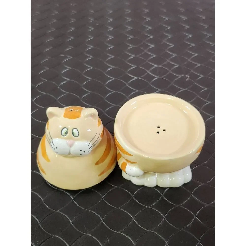 Bella Casa by Ganz Salt and Pepper Shaker Tabby Cat